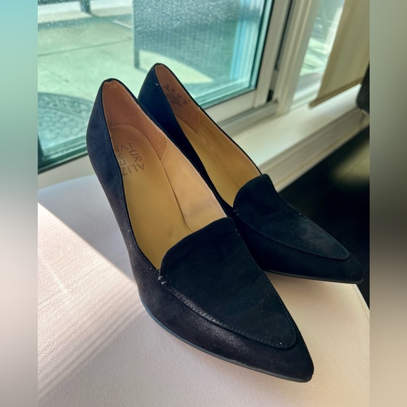 MAE Naturalizer black suede pumps. - Picture 2 of 7